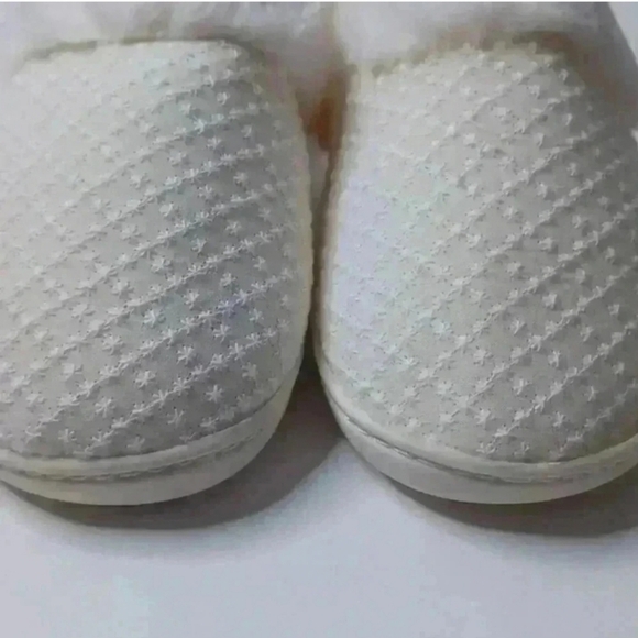 Ellen Tracy Cream Textured Slippers - Picture 4 of 9